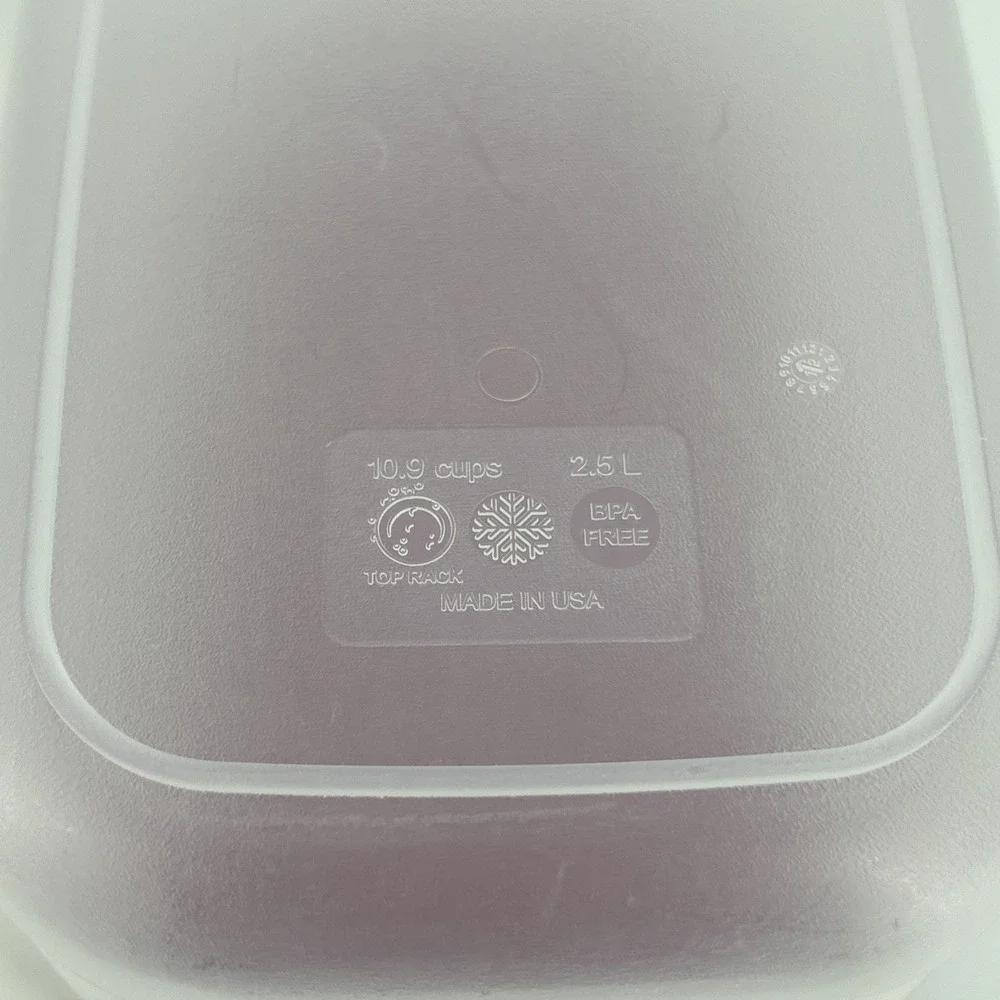 Rubbermaid container 10